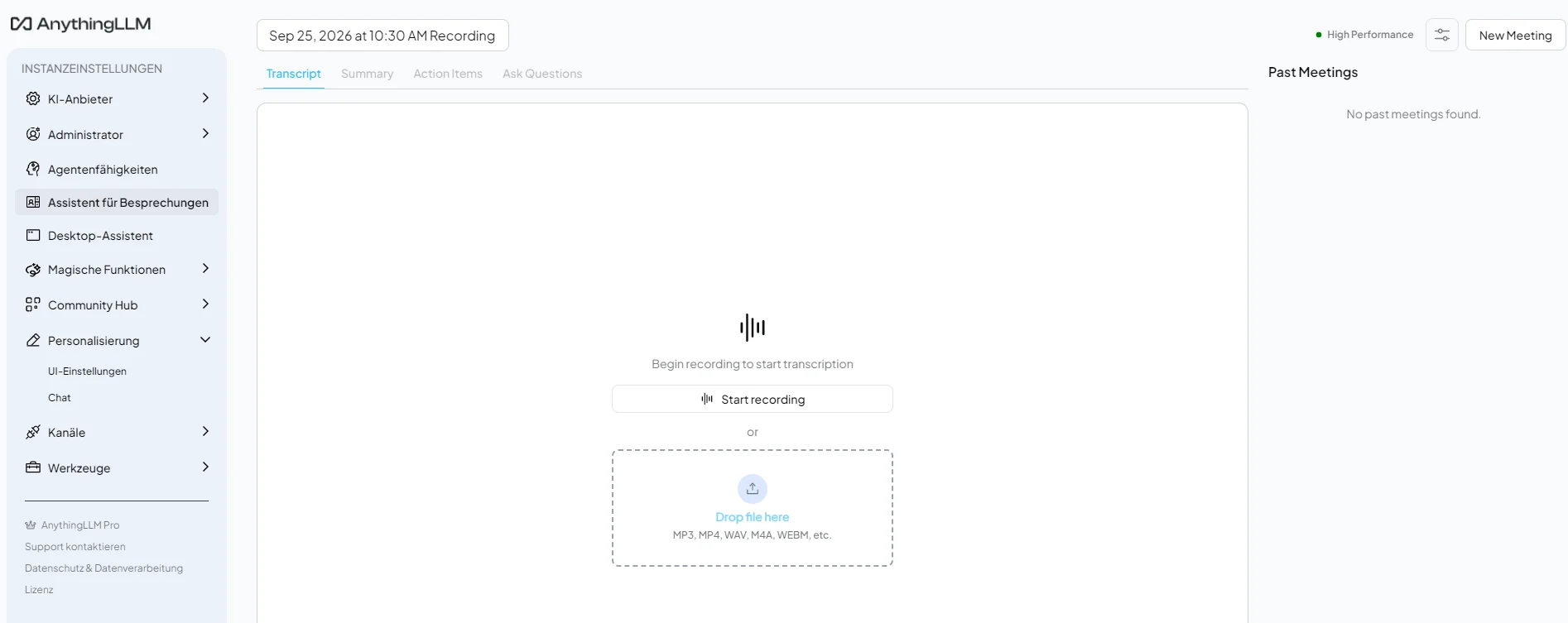 Der Assistent für Besprechungen mit den Reitern Transcript, Summary, Action Items und Ask Questions, dem Knopf Start recording und dem Bereich Past Meetings rechts
